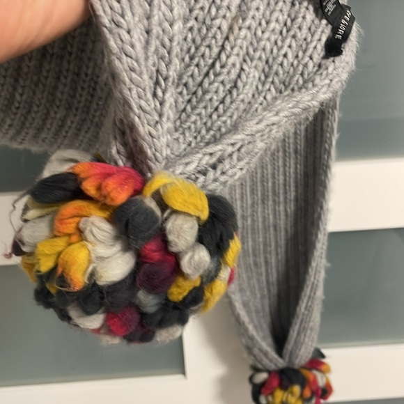 Gray scarf - Picture 2 of 4